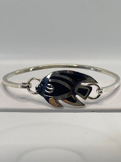 Detalle del ónix negro pulido a espejo en el brazalete de plata 950