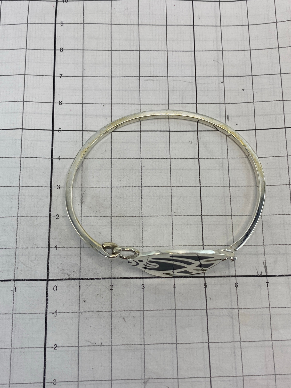 Brazalete puesto en la muñeca de una mujer, diámetro 6.5 cm, vista frontal