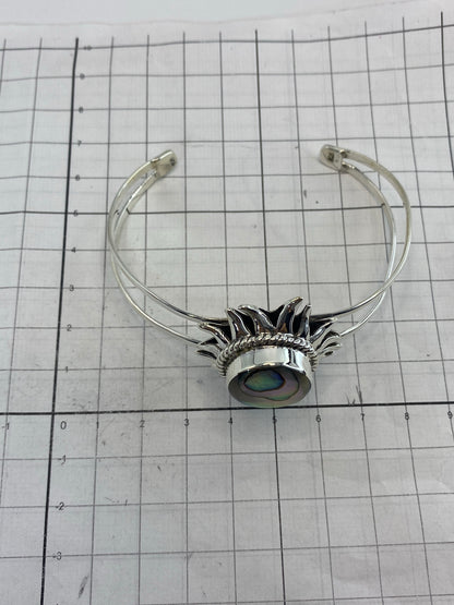 Brazalete puesto en la muñeca mostrando el diámetro interior de 6.8 cm