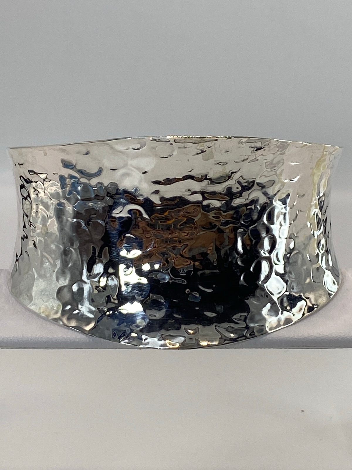 Brazalete de plata 950 en calado sobre fondo gris, vista frontal mostrando el diseño cortado