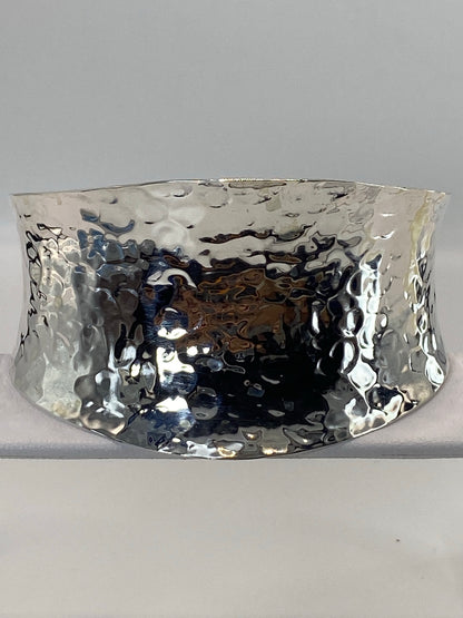 Brazalete de plata 950 en calado sobre fondo gris, vista frontal mostrando el diseño cortado