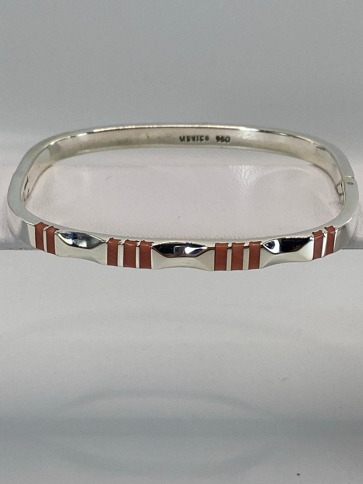 Detalle lateral del brazalete de Taxco con los engastes de coral rosa en relieve