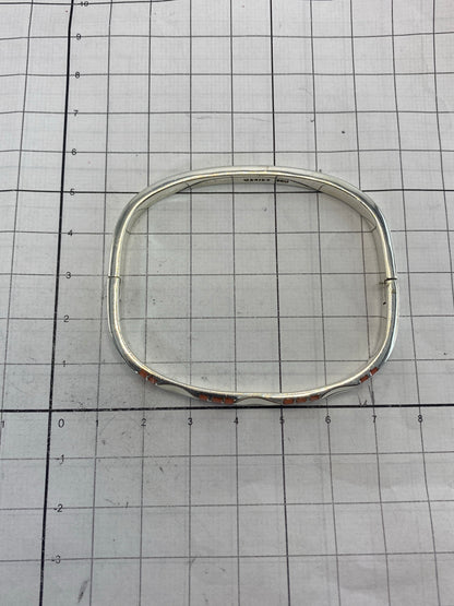 Brazalete sobre escala de medición mostrando diámetro interior de 6.4 cm y ancho de 5.2 cm
