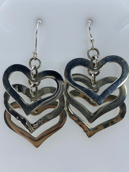 Aretes de plata 925 con cinco corazones anidados en calado, 5.3 cm de largo