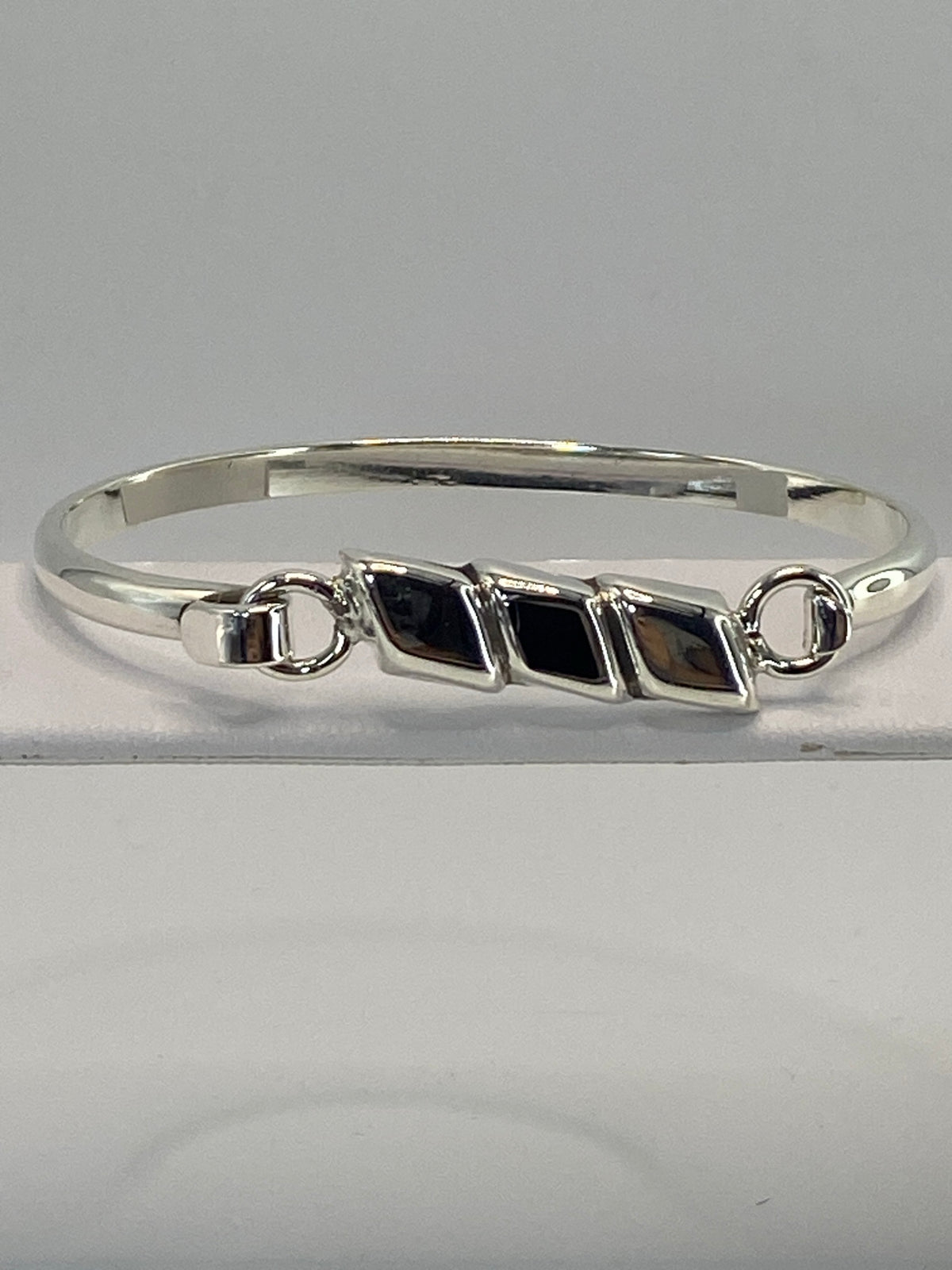 Brazalete rigido de plata 925 con onix negro engastada, visto desde arriba