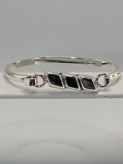 Brazalete rigido de plata 925 con onix negro engastada, visto desde arriba