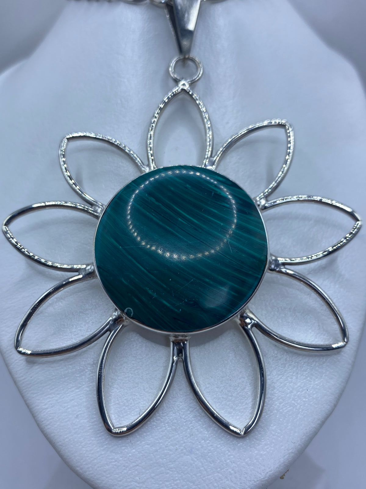 Dije flor de plata 950 con malaquita verde engastada en el centro, ocho pétalos calados