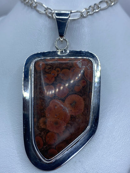 Dije de plata 925 con piedra café engastada, 7.2 cm, en cadena plateada