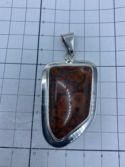 Dije de Taxco sobre fondo blanco mostrando las medidas 7.2 × 3.2 cm