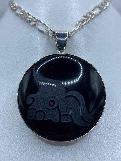 Dije jaguar prehispánico de plata 950 con ónix negro pulido en cadena plateada