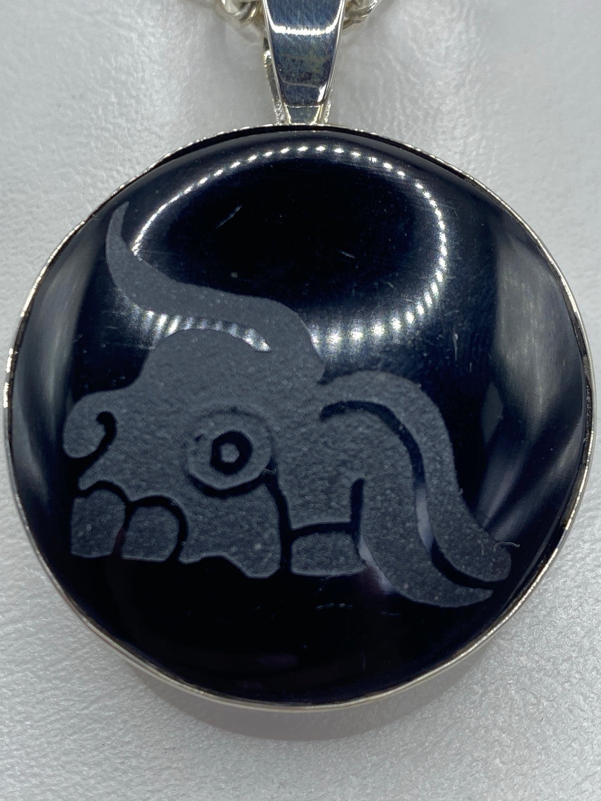 Medida del dije jaguar: 5 cm de largo × 3.8 cm de ancho en escala de centímetros