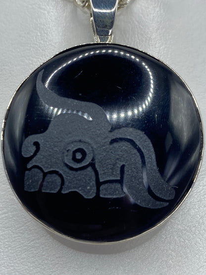 Medida del dije jaguar: 5 cm de largo × 3.8 cm de ancho en escala de centímetros