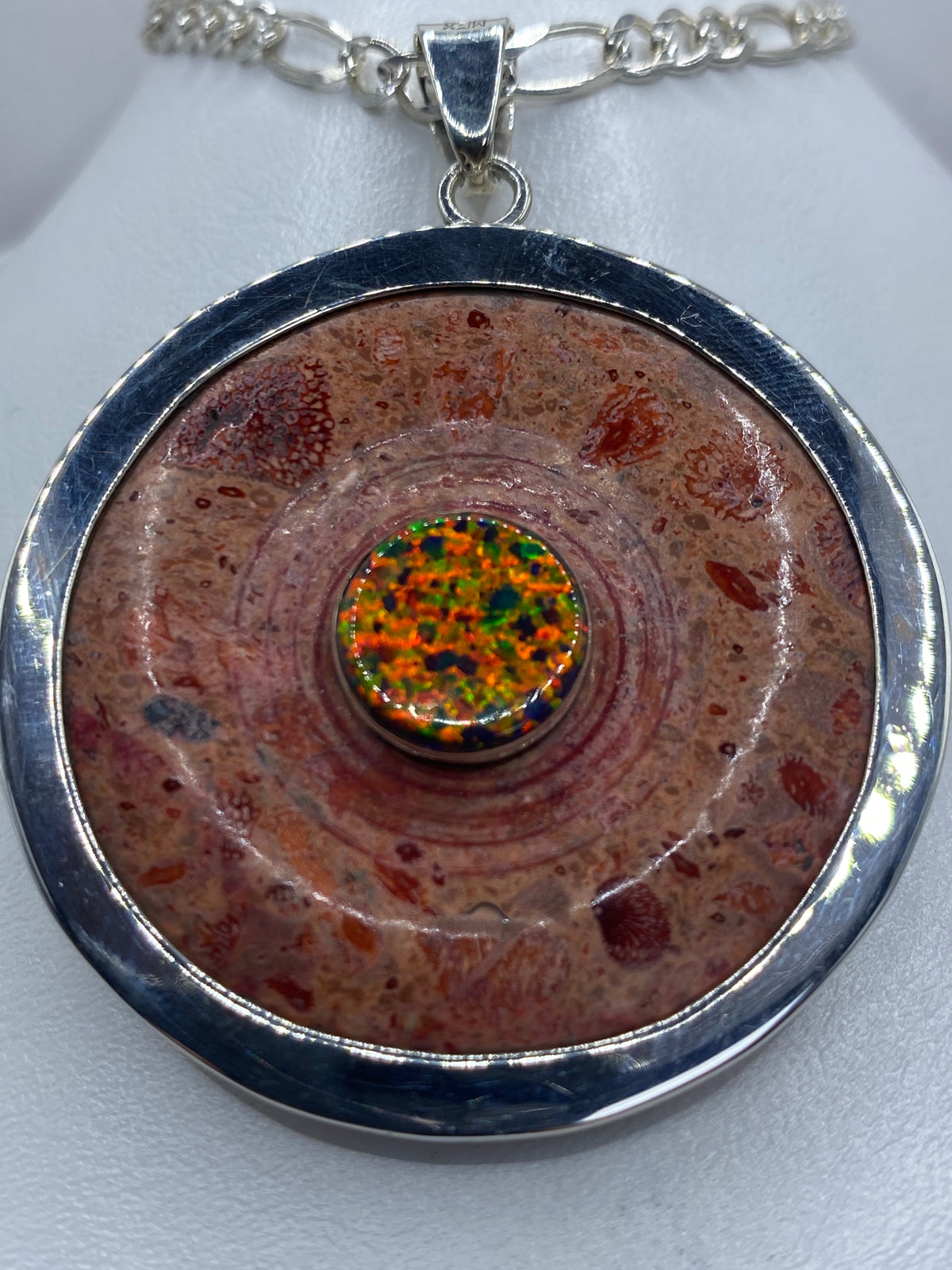 Detalle del reverso del dije con engaste de piedra artesanal y marca del Quinto 950