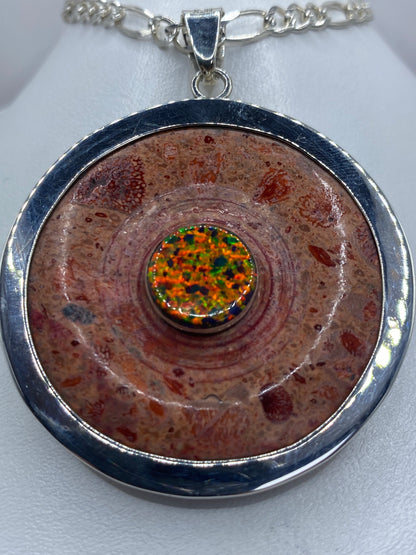 Detalle del reverso del dije con engaste de piedra artesanal y marca del Quinto 950