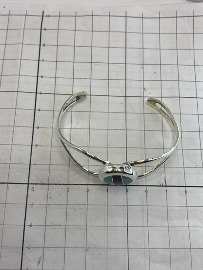 Brazalete puesto en la muñeca, mostrando cómo se lleva elegante