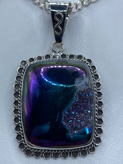 Dije de plata 925 con piedra morada engastada, colgado de cadena plateada