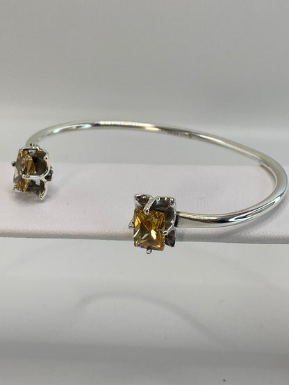 Vista frontal del brazalete de Taxco mostrando el diámetro de 6.4 cm