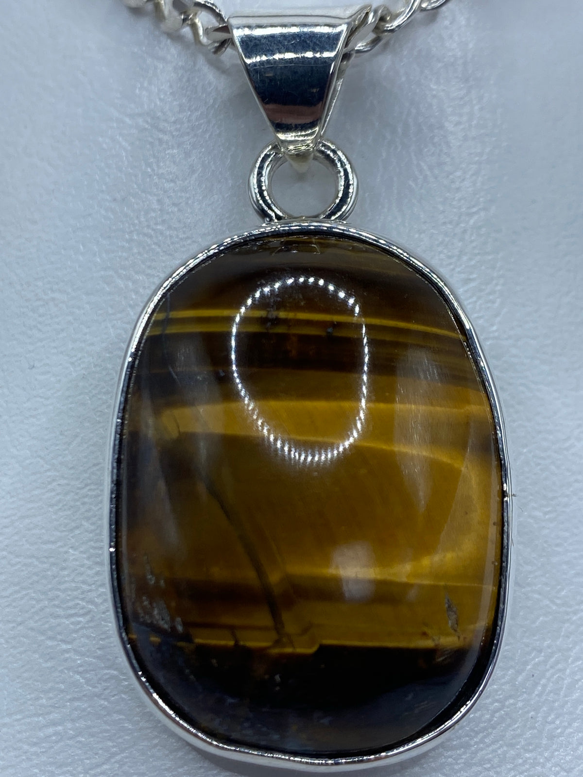 Dije sobre regla milimétrica: 5.1 cm de largo × 2.2 cm de ancho