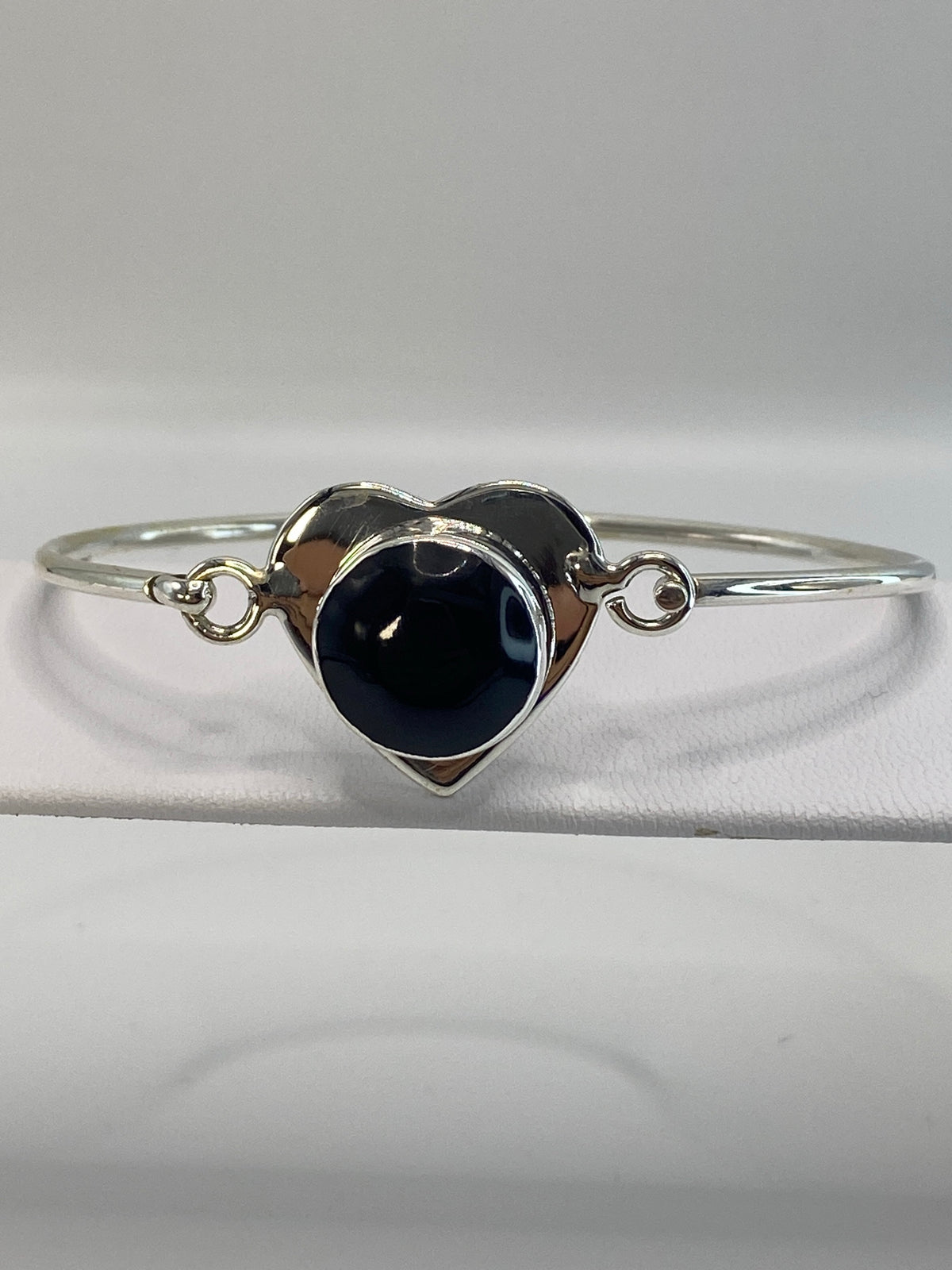 Brazalete de plata con ónix negro engastada, diámetro 6.7 cm, ancho 5 cm