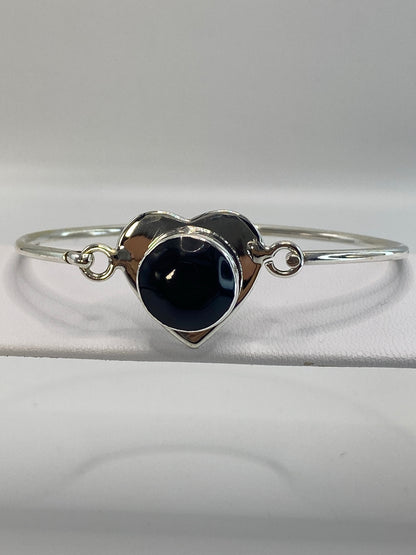 Brazalete de plata con ónix negro engastada, diámetro 6.7 cm, ancho 5 cm