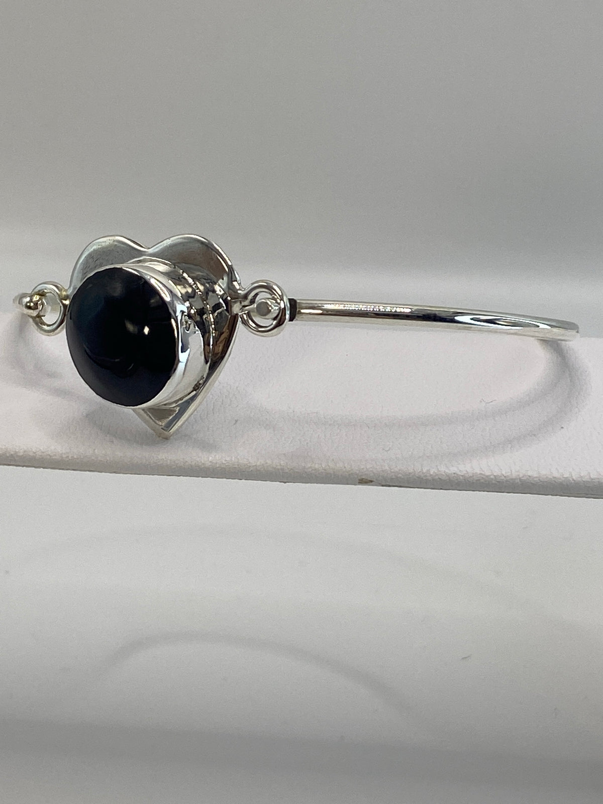 Vista frontal del brazalete rígido tipo esclava con piedra ónix pulida