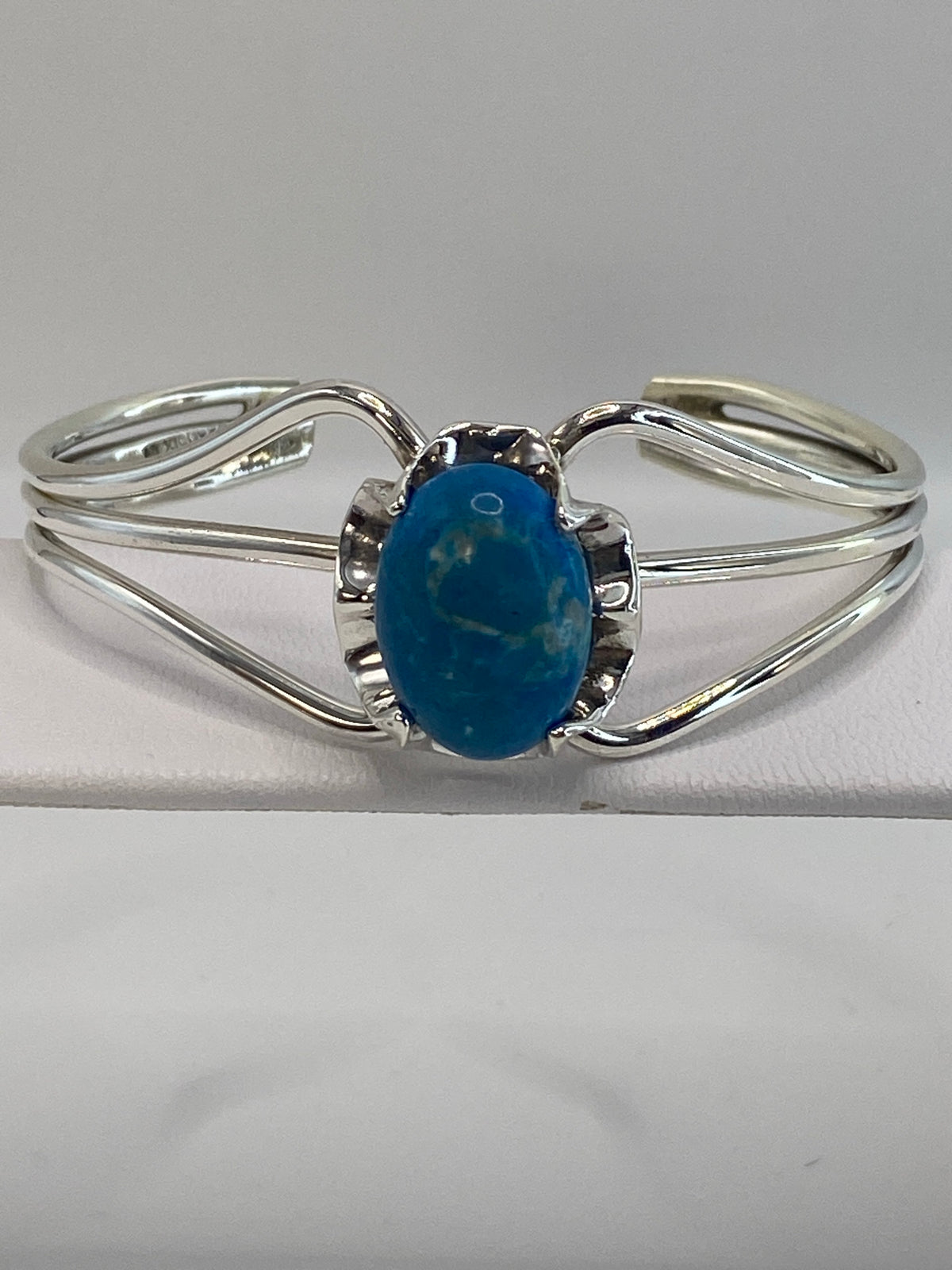 Brazalete de plata rígido con turquesa azul cielo engastada, vista frontal