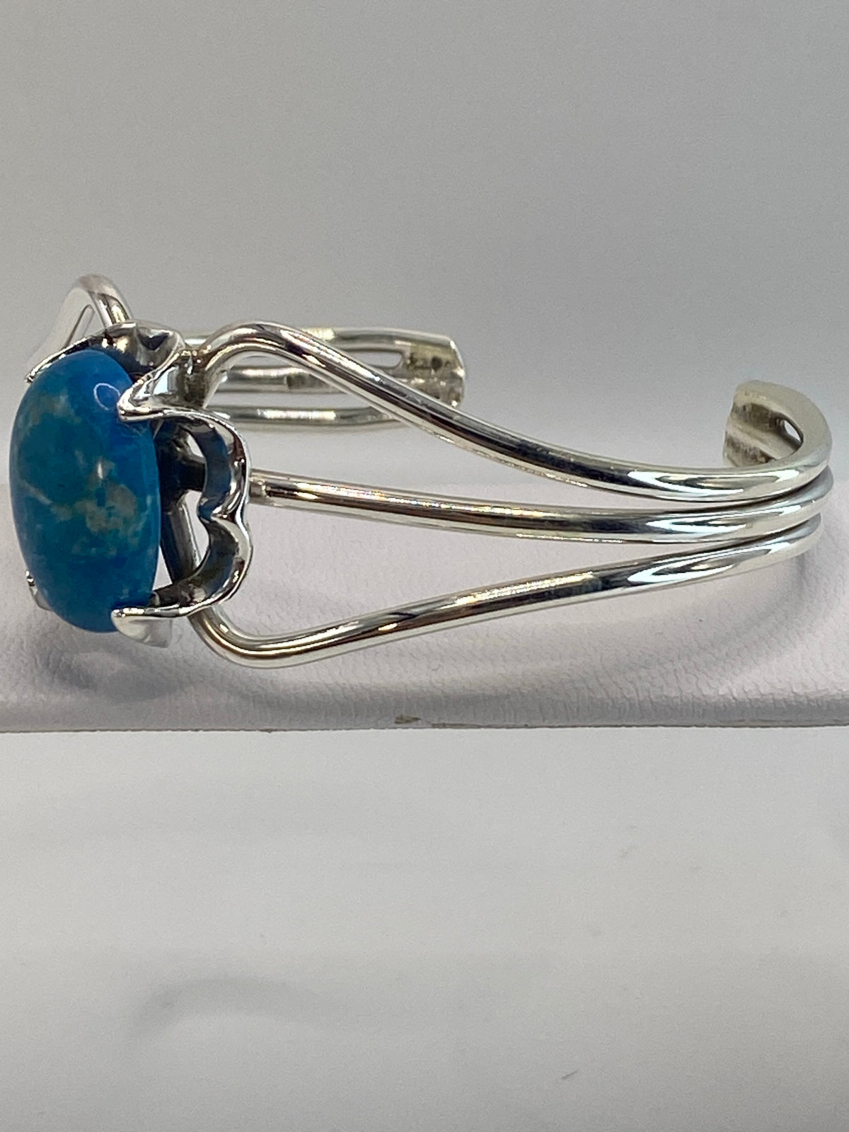 Brazalete de plata .925 con incrustación de turquesa, vista lateral