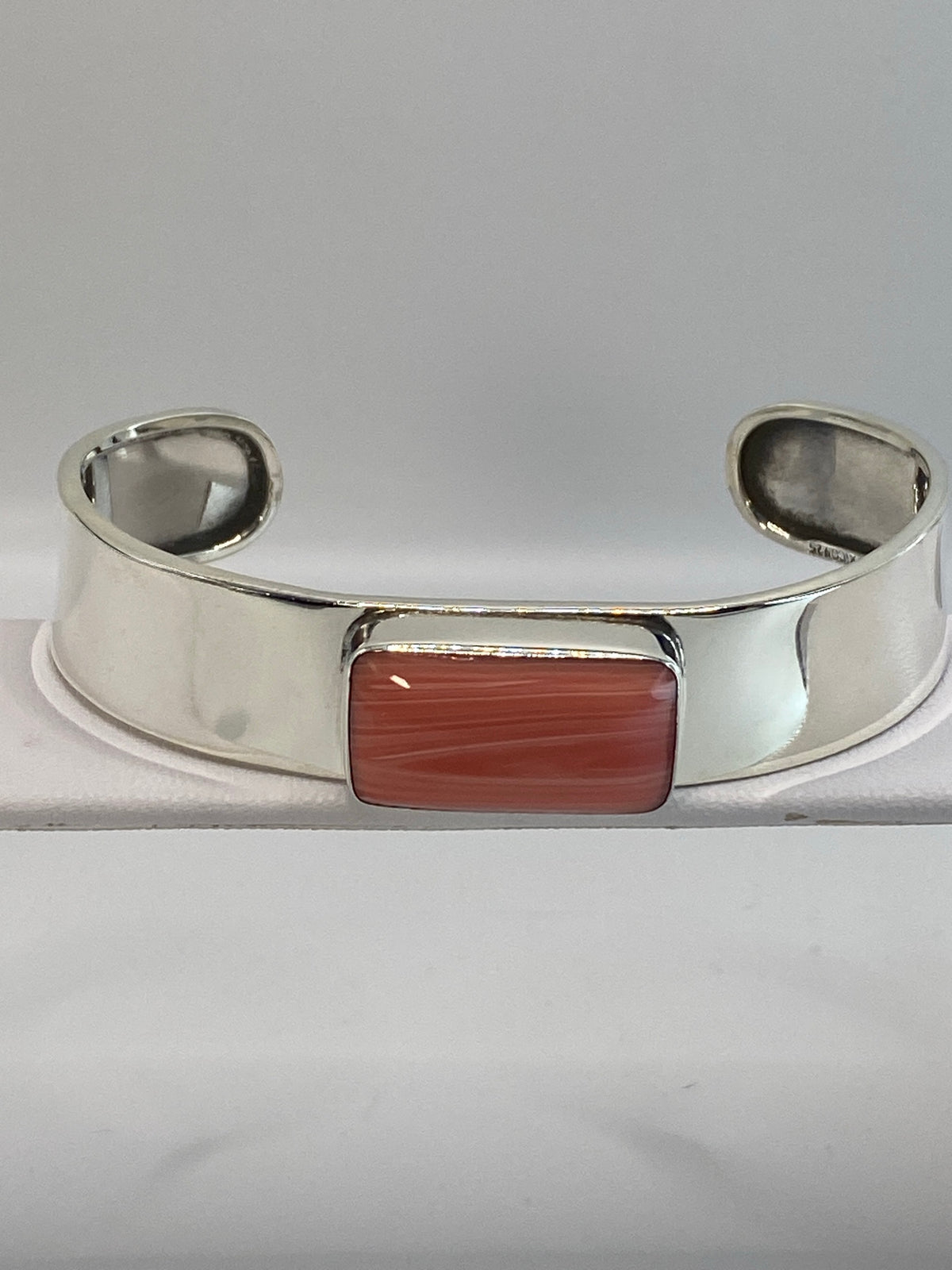 Brazalete en la muñeca mostrando cómo se adapta al diámetro de 7.3 cm