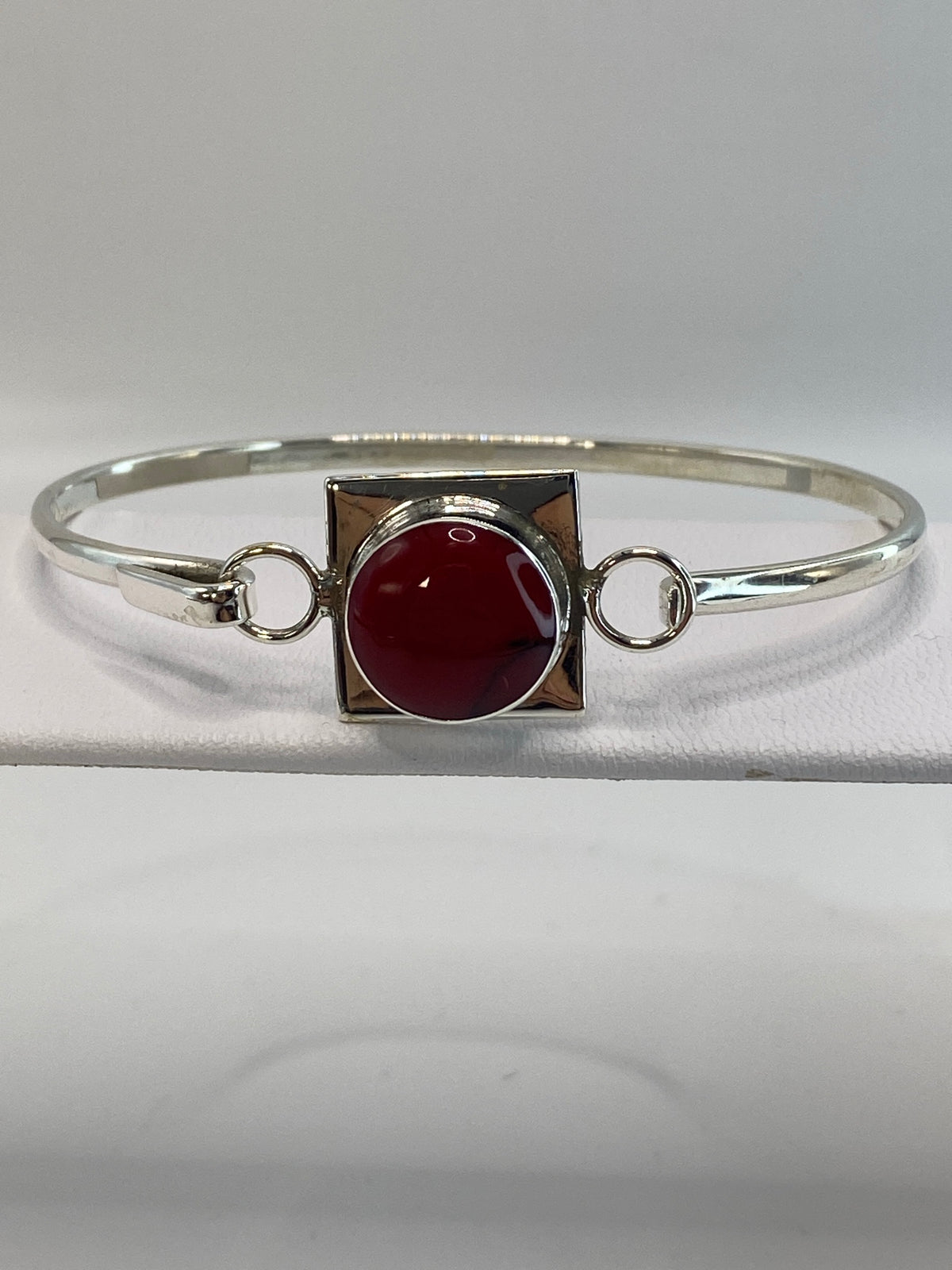 Brazalete de plata 925 con coral rojo engastado, visto desde arriba en posición abierta