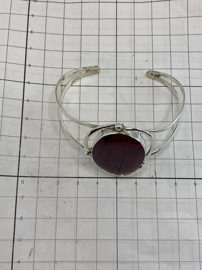 Brazalete abierto mostrando la abertura y el diámetro interior de 6.4 cm