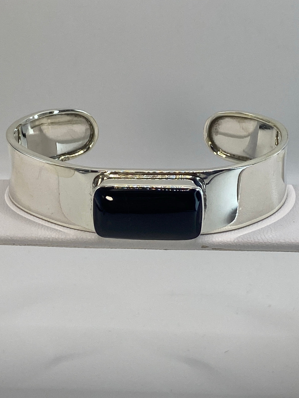 Brazalete rígido de plata 925 con ónix negra engastada, vista frontal mostrando el diámetro interior