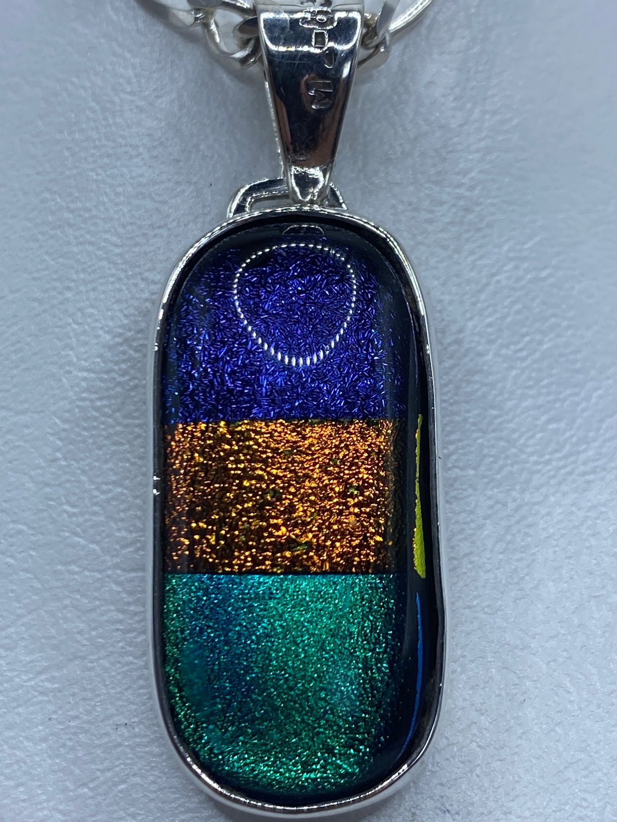 Detalle del engaste de piedra artesanal y brillo de plata 950 de Taxco