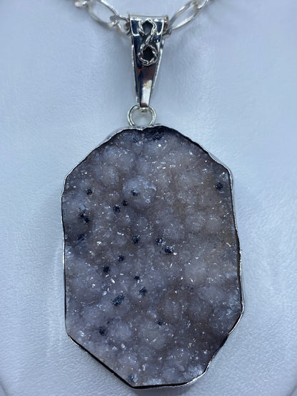 Dije de plata 950 con cuarzo gris natural y inclusiones negras, colgante rectangular moderno