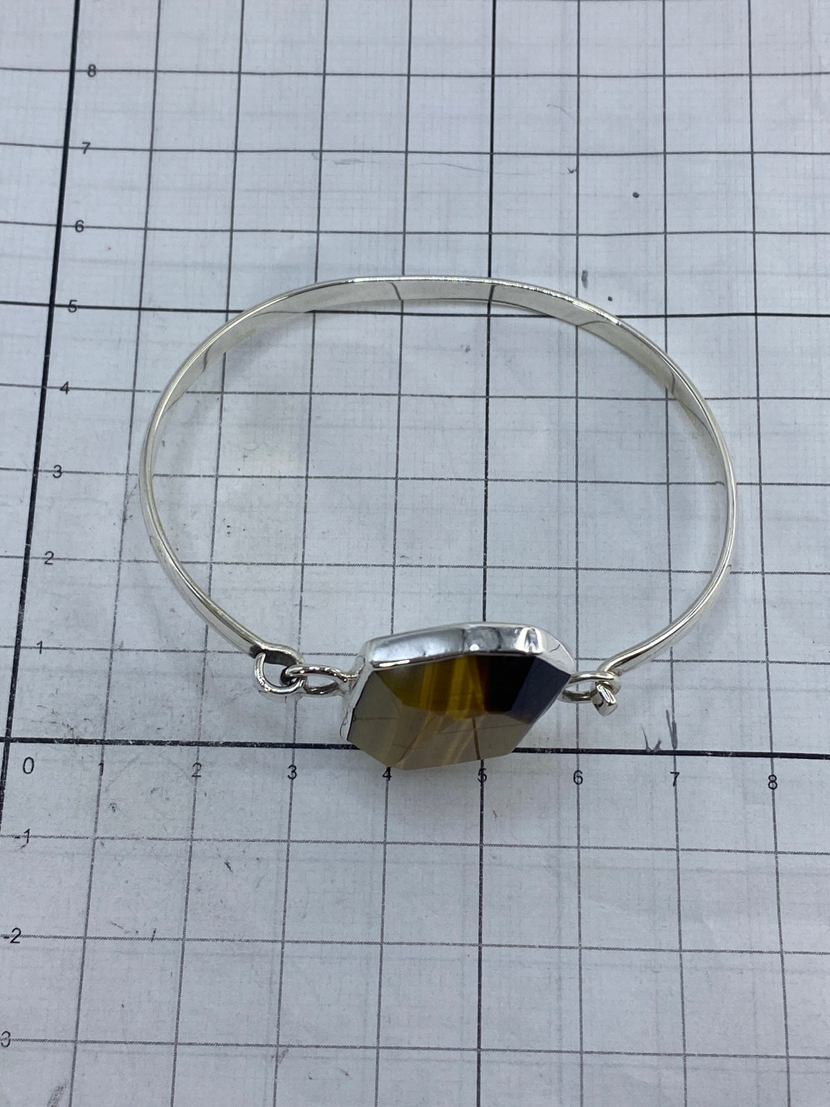 Detalle del reverso del brazalete mostrando el Quinto 950 y acabado pulido de la plata