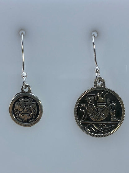 Par de aretes de plata 925 con repujado de motivos prehispánicos, colgados de gancho de plata