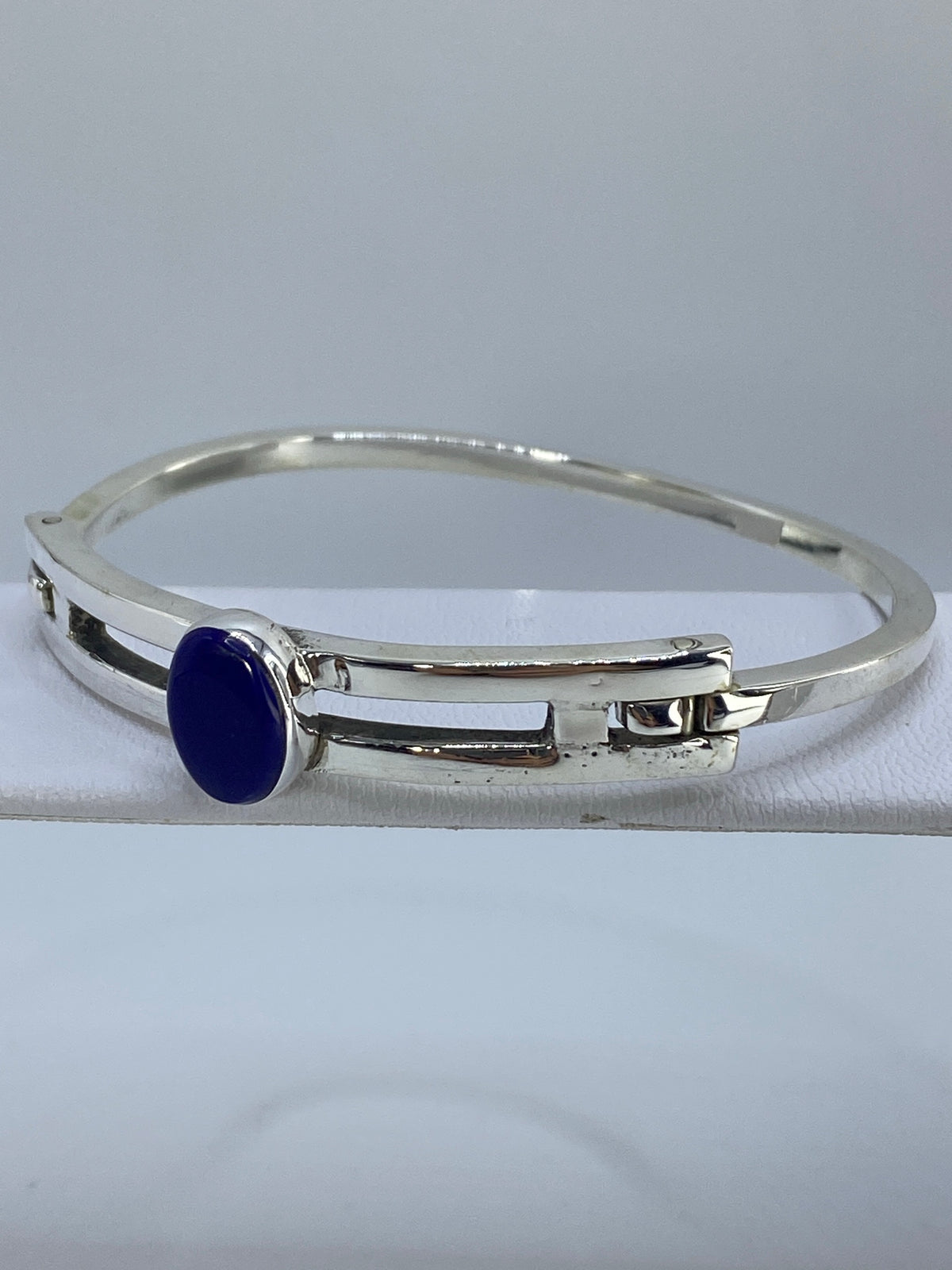 Vista lateral del brazalete mostrando el ancho de la banda de plata y el lapislázuli engastado
