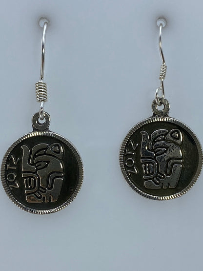 Aretes prehispánicos en plata sobre fondo blanco mostrando el Quinto 950