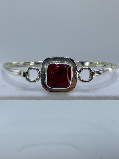 Brazalete de plata 925 con coral rojo engastado, visto desde arriba en muñeca