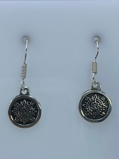 Par de aretes de plata con repujado del Calendario Azteca, largos 2.9 cm, colgando de ganchos de plata