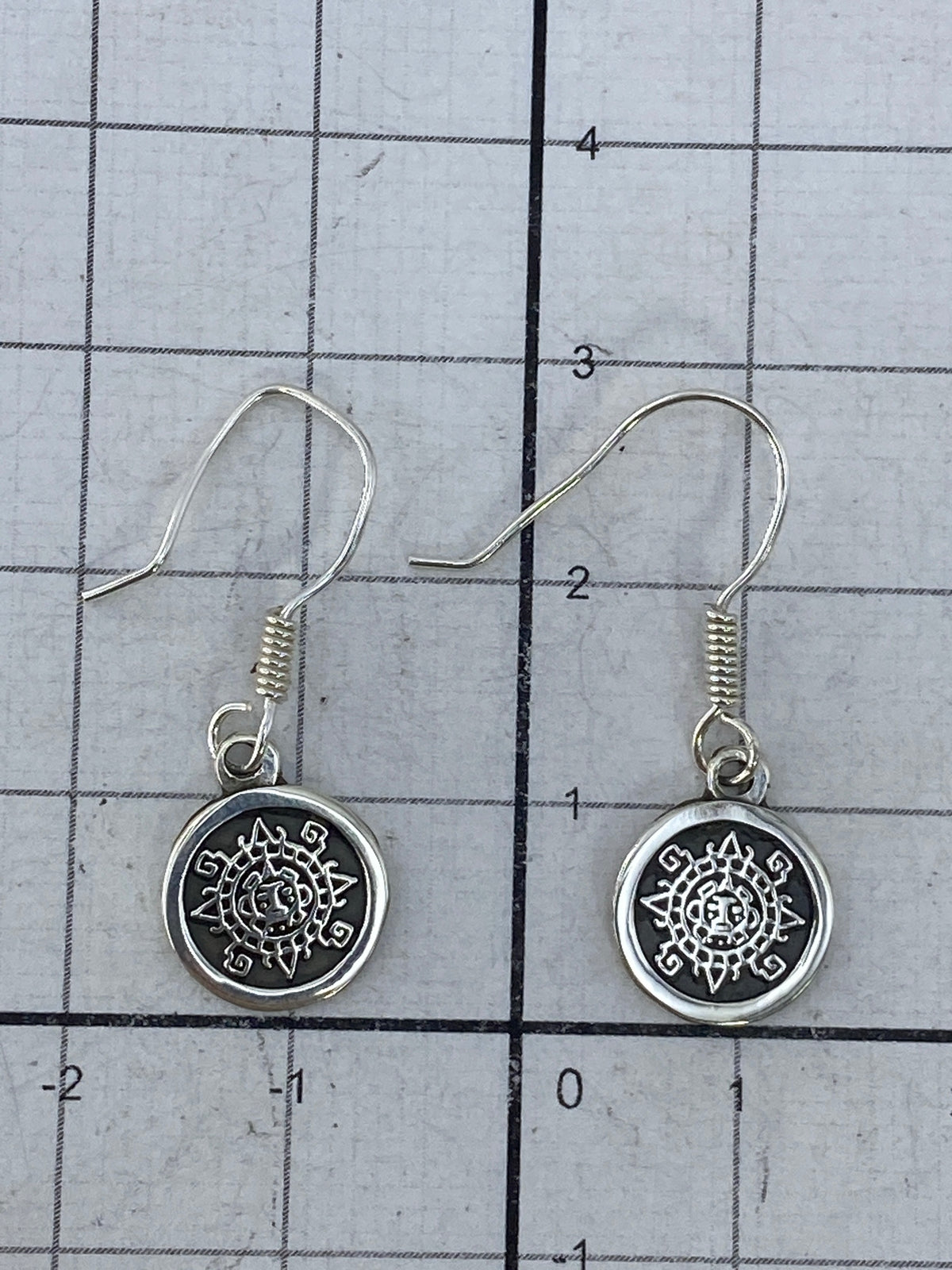 Aretes sobre regla métrica confirmando el largo de 2.9 cm, con marca 925 visible