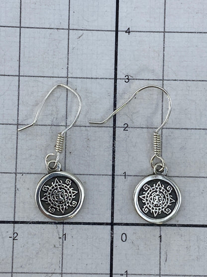 Aretes sobre regla métrica confirmando el largo de 2.9 cm, con marca 925 visible