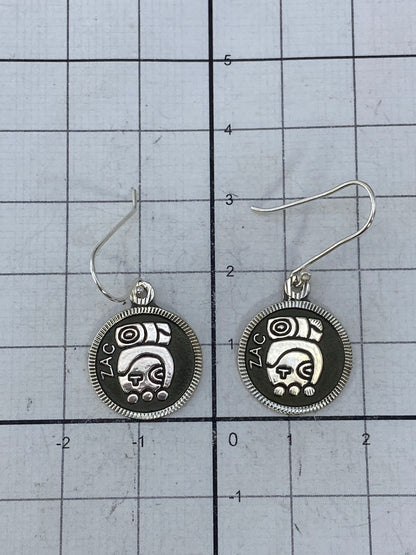 Aretes sobre fondo blanco mostrando el Quinto 950 en el reverso
