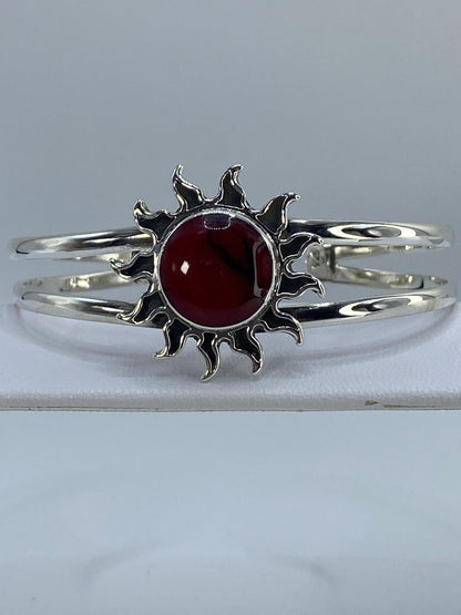 Brazalete de plata 925 con coral rojo engastado, visto de frente sobre fondo gris