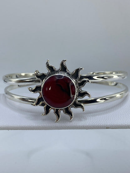 Brazalete en la muñeca de una mujer, demostrando el ajuste cómodo y la presencia de la pieza