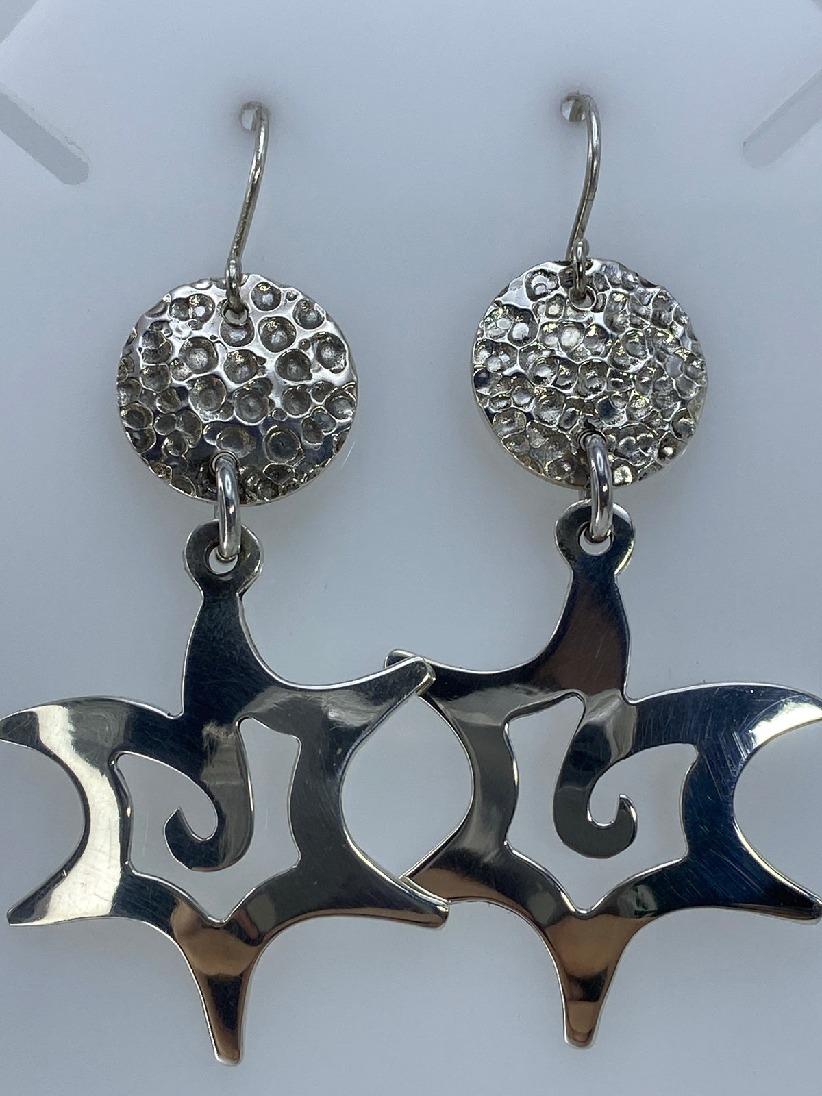 Aretes de calado sobre regla de medición mostrando largo de 6 cm