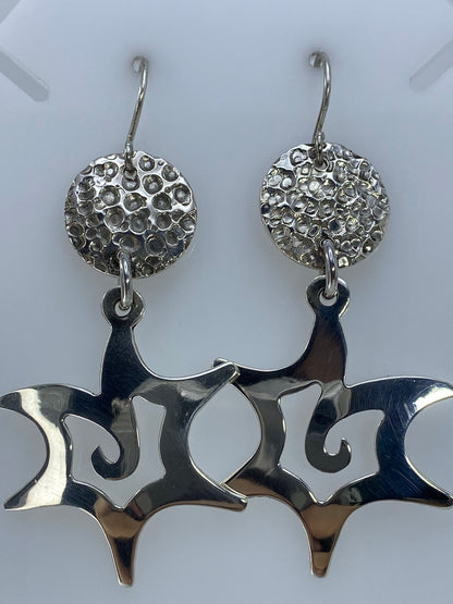 Aretes de calado sobre regla de medición mostrando largo de 6 cm