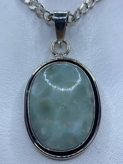 Dije de plata con turquesa azul cielo engastada, colgado de una cadena de eslabón en plata 925