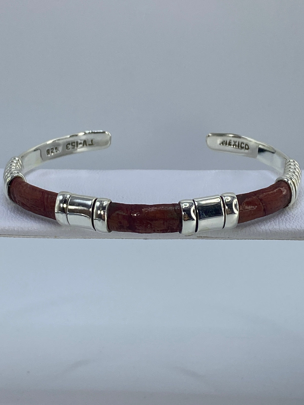 Brazalete rígido de plata 925 en cartoneado con textura piel de víbora, diámetro interior 6.3 cm