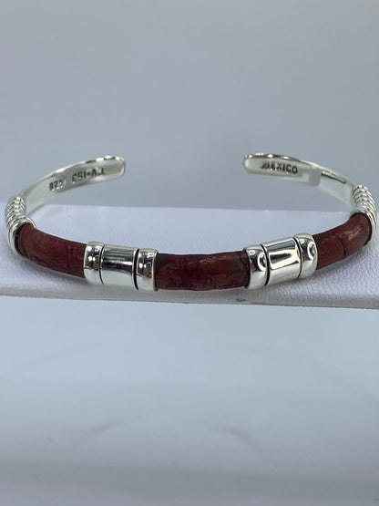 Brazalete puesto en la muñeca mostrando el ancho de banda de 4.3 cm