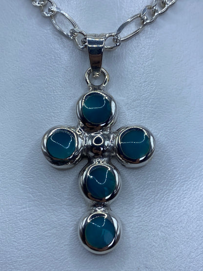 Dije de plata cruz con Ojo de Gato azul cielo, colgando en cadena plateada